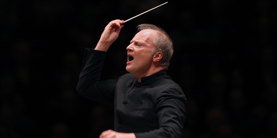 Gianandrea Noseda conducted the National Symphony Orchestra in music of Copland, de Falla and Dvořák Thursday night at the Kennedy Center.